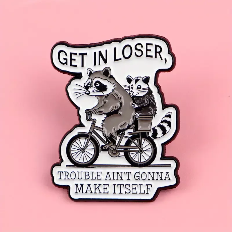 Vtipný odznáček "Get In Loser" s mývalem a krysou